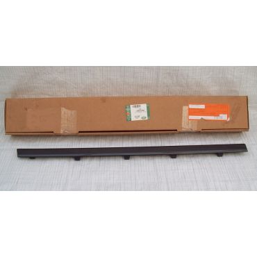 LR072328 moulding
