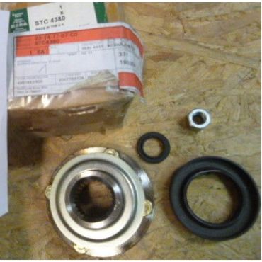Front Output Shaft Seal and Flange Kit (Genuine) P38 - STC4380